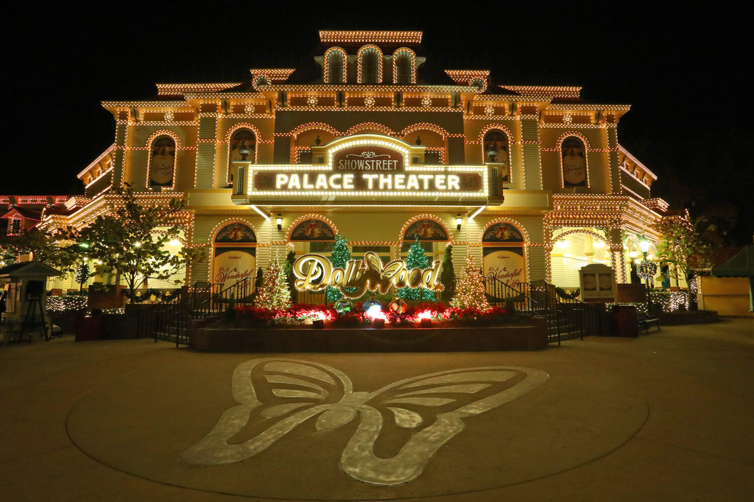 AMERICA’S BEST CHRISTMAS TRADITION BEGAN AT DOLLYWOOD ON NOV. 6