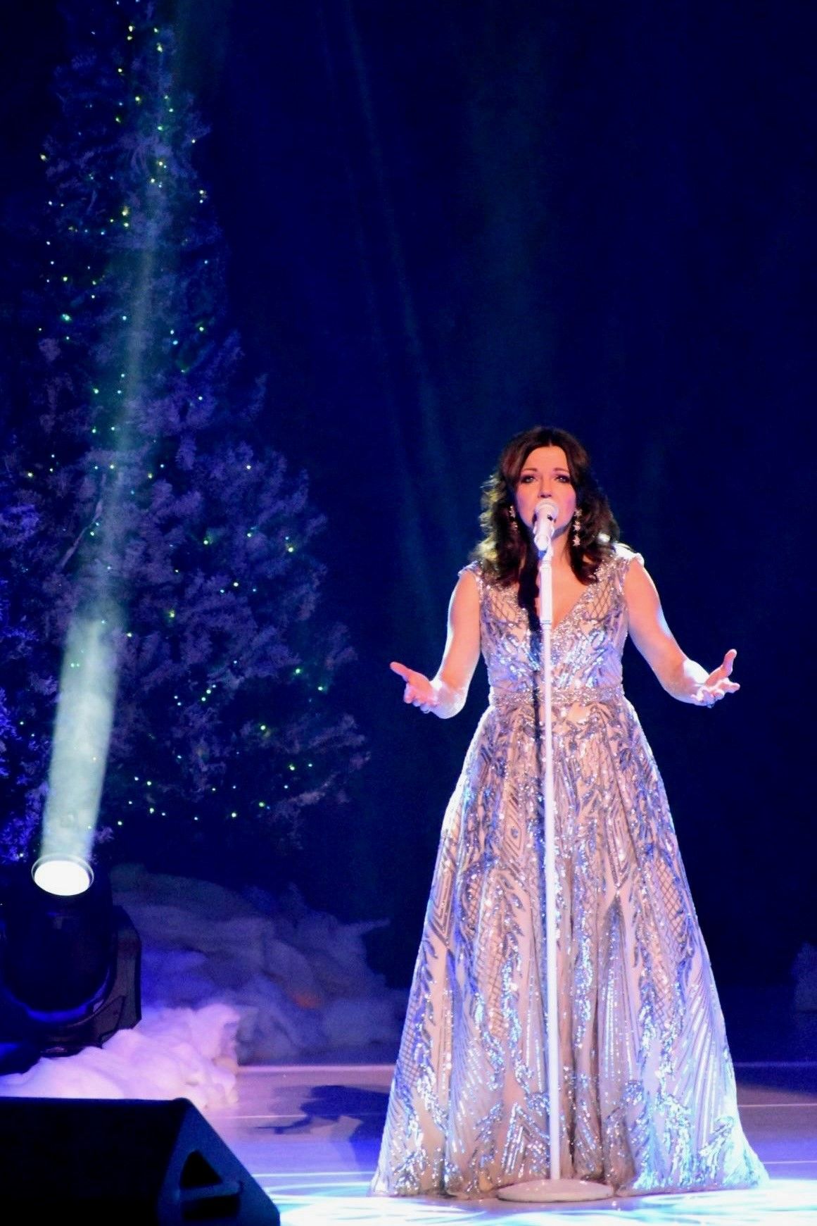 MARTINA McBRIDE CONTINUES TO BRING THE HOLIDAY CHEER THROUGH THE LAST